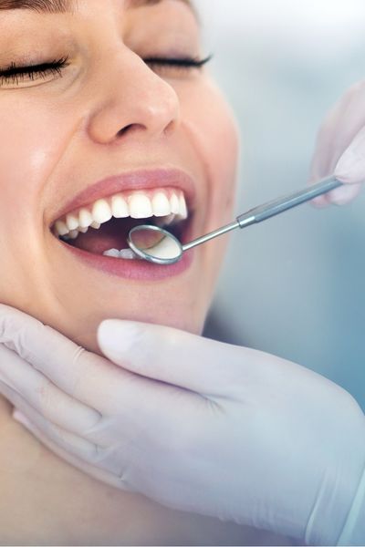 Improving the appearance of misshapen or discoloured teeth